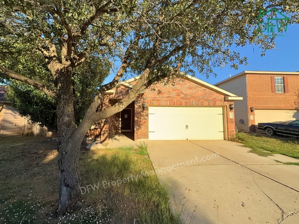 10009 Iron Ridge Dr, Fort Worth